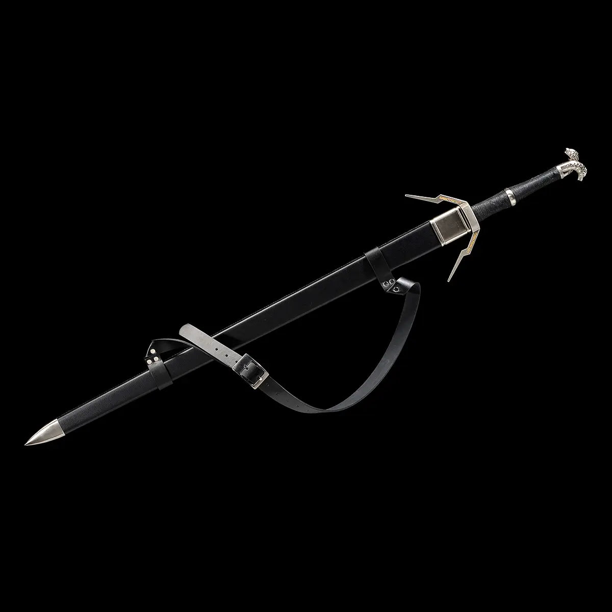 Épée longue Geralt de Riv The Witcher 3 présentée avec son fourreau, photographie sur fond noir uniforme, épée insérée dans un fourreau rigide noir en cuir lisse avec sangle de port réglable, chape et bouterolle métalliques argentées, poignée noire gainée de cuir avec pommeau métal, garde en croix anguleuse inspirée de la fantasy médiévale, configuration complète adaptée au cosplay, à la collection et à une pratique AMHE ou HEMA légère non fonctionnelle  
