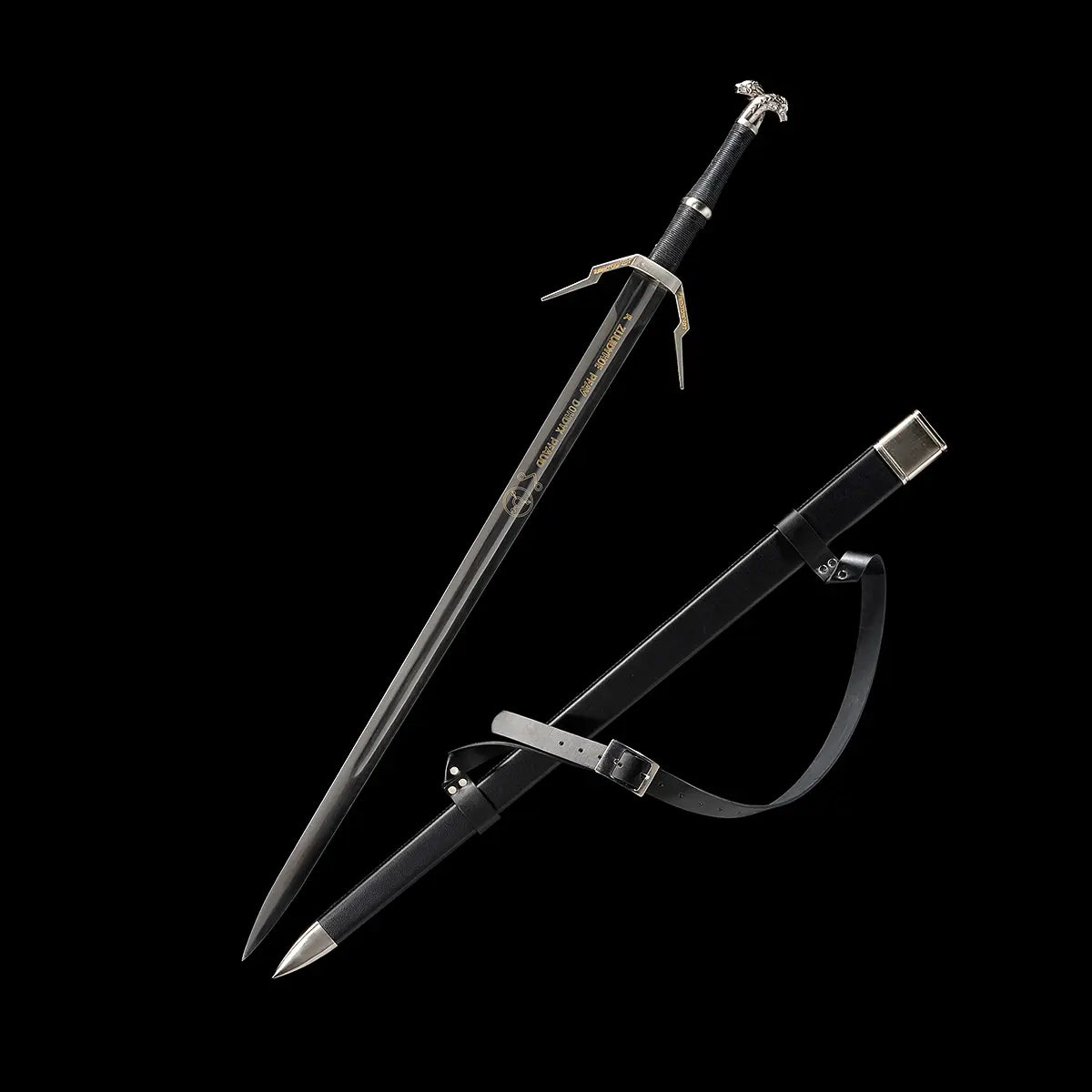 Épée longue Geralt de Riv The Witcher 3 photographiée dégainée à côté de son fourreau, image sur fond noir uniforme, lame droite en acier poli avec arête centrale marquée et inscriptions gravées dorées visibles, garde en croix anguleuse avec quillons métalliques, poignée noire gainée de cuir texturé et pommeau métallique, fourreau rigide noir en cuir lisse avec bouterolle et chape argentées, présentation réaliste adaptée au cosplay, à la collection et à l’univers AMHE ou HEMA décoratif
