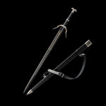 Épée longue Geralt de Riv The Witcher 3 photographiée dégainée à côté de son fourreau, image sur fond noir uniforme, lame droite en acier poli avec arête centrale marquée et inscriptions gravées dorées visibles, garde en croix anguleuse avec quillons métalliques, poignée noire gainée de cuir texturé et pommeau métallique, fourreau rigide noir en cuir lisse avec bouterolle et chape argentées, présentation réaliste adaptée au cosplay, à la collection et à l’univers AMHE ou HEMA décoratif
