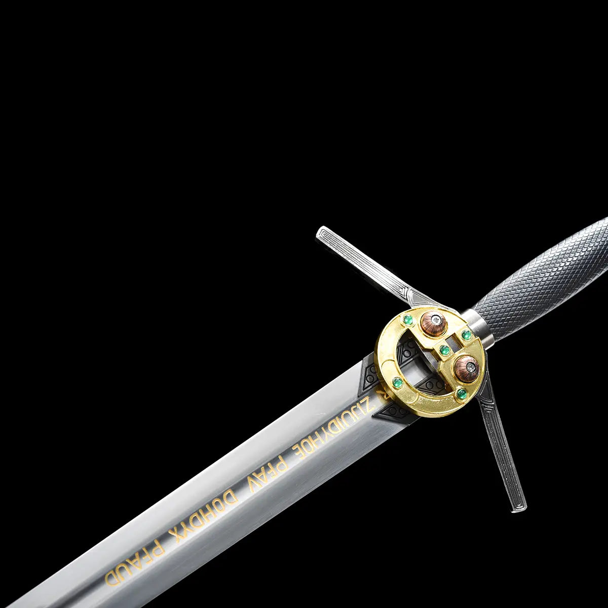 Détail de la garde en croix et de la poignée de l’épée longue du Sorceleur de Geralt de Riv, fond noir uni. Garde circulaire décorée aux reflets dorés avec incrustations vertes, quillons métalliques, poignée sombre texturée offrant une bonne prise en main. Gros plan mettant en valeur l’esthétique Witcher Saison 1 Netflix, idéal pour cosplay, collection et pratique HEMA / AMHE légère, finition soignée Blade Bushido™.