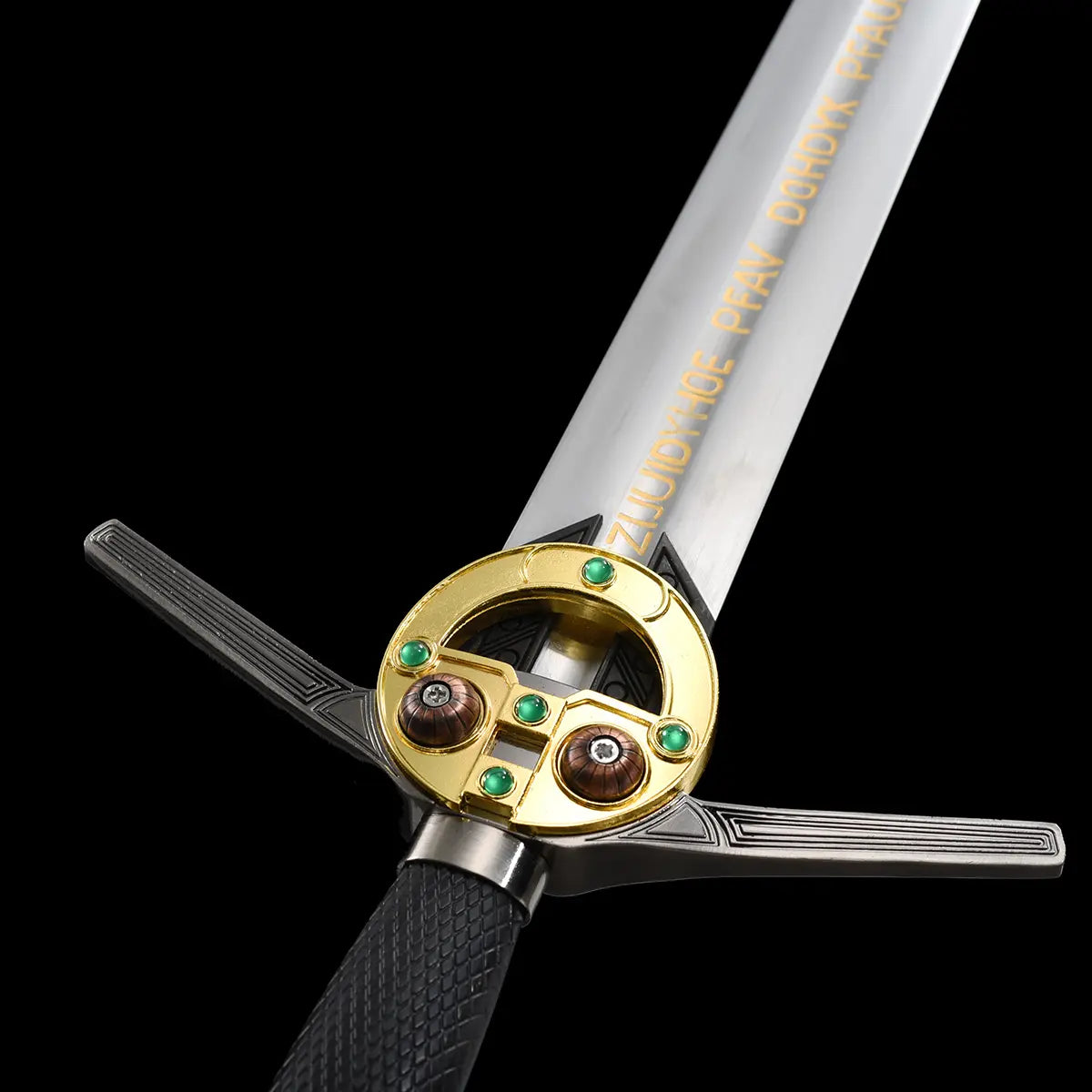 Gros plan sur la garde et la base de la lame de l’épée longue du Sorceleur de Geralt de Riv, fond noir uni. Détail de la garde circulaire dorée avec incrustations vertes, quillons métalliques texturés et inscription gravée sur la lame en acier poli. Vue immersive mettant en valeur l’identité Witcher Saison 1 Netflix, idéale pour cosplay, collection et pratique HEMA / AMHE légère, finition soignée et esthétique sombre Blade Bushido™.