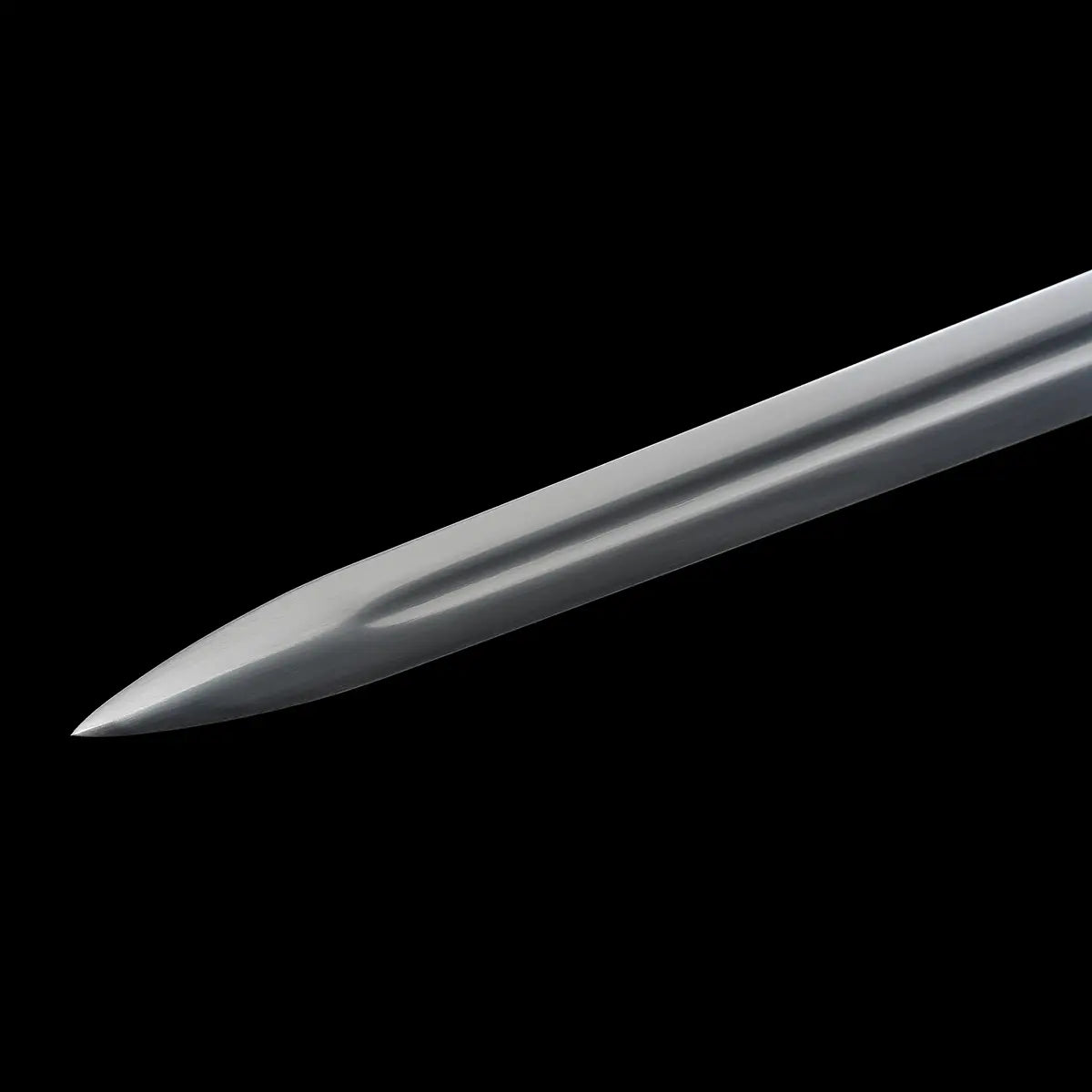 Gros plan sur la pointe et la lame de l’épée longue du Sorceleur de Geralt de Riv, acier poli avec fuller central visible, fond noir uni. Détail de finition mettant en valeur la géométrie de la lame, la rigidité et l’esthétique médiévale main-et-demi inspirée de The Witcher Saison 1 Netflix. Idéal pour cosplay, collection et pratique HEMA / AMHE légère, rendu sobre et précis Blade Bushido™.