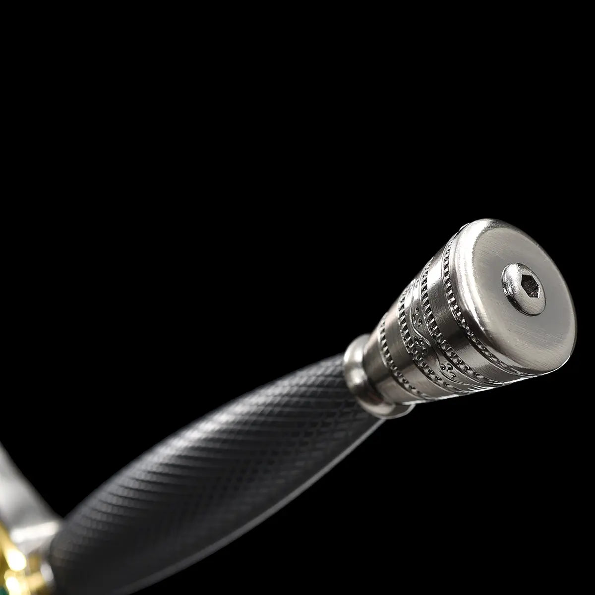 Gros plan sur le pommeau et l’extrémité de la poignée de l’épée longue du Sorceleur de Geralt de Riv, présentée sur fond noir uni. Le pommeau métallique circulaire finement usiné, la vis de fixation apparente et la poignée noire texturée offrent un rendu robuste et fonctionnel. Détail mettant en valeur la finition et l’ergonomie d’une épée médiévale main-et-demi inspirée de The Witcher Saison 1 Netflix, adaptée au cosplay, à la collection et à la
