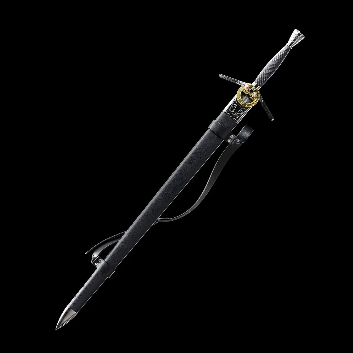 Épée longue du Sorceleur de Geralt de Riv présentée avec son fourreau noir en cuir, fond noir uni. Épée médiévale main-et-demi style Witcher Saison 1 Netflix, garde en croix métallique, pommeau décoré, poignée sombre texturée. Réplique fidèle pour cosplay, collection ou pratique HEMA / AMHE légère, finition sobre et immersive Blade Bushido™.