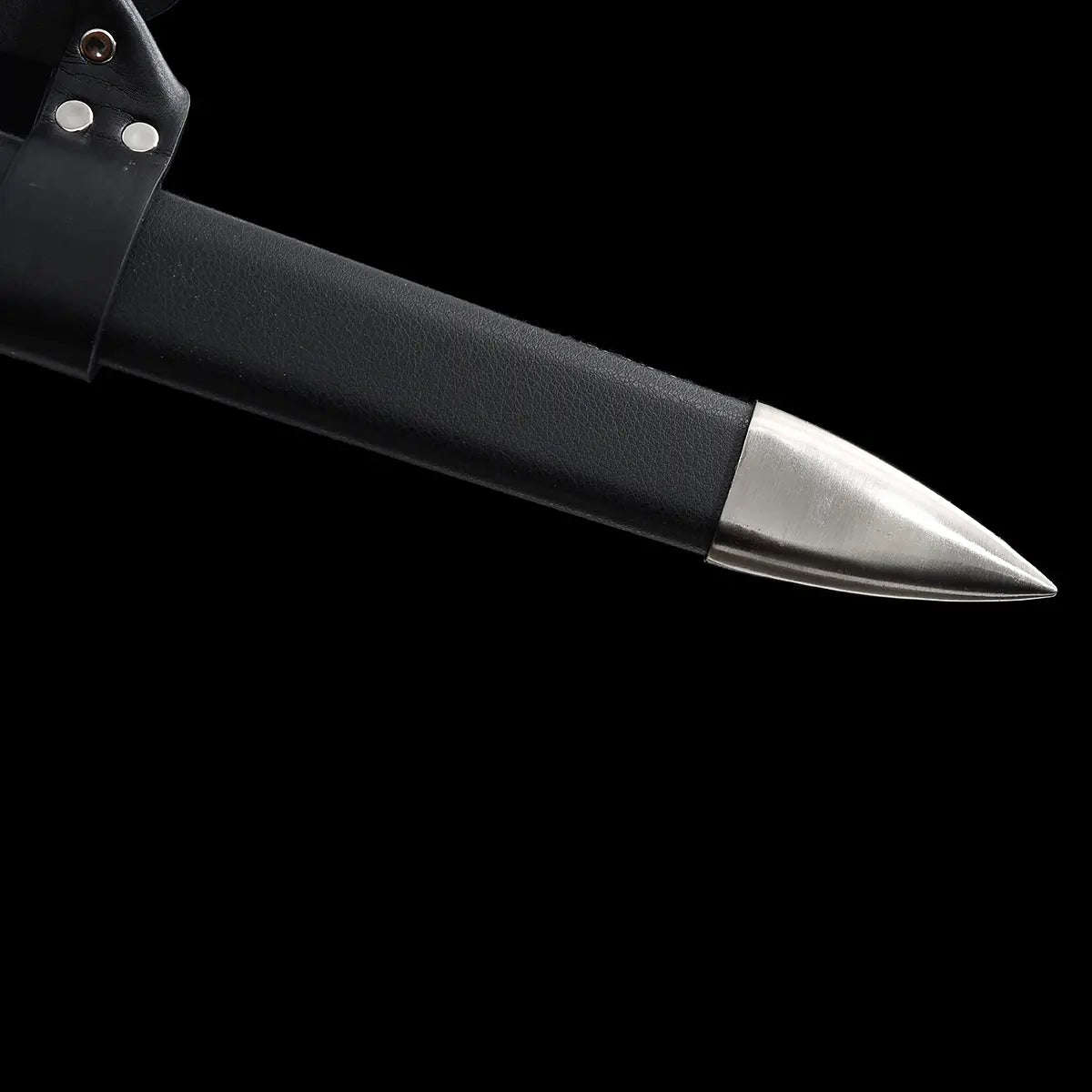 Gros plan sur l’extrémité du fourreau noir de l’épée longue du Sorceleur de Geralt de Riv, cuir noir texturé avec pointe métallique argentée, présenté sur fond noir uni. Détail mettant en valeur la finition du fourreau, la sobriété médiévale et l’esthétique Witcher Saison 1 Netflix. Réplique pensée pour le cosplay, la collection et la pratique HEMA / AMHE légère, rendu sombre et premium Blade Bushido™.
