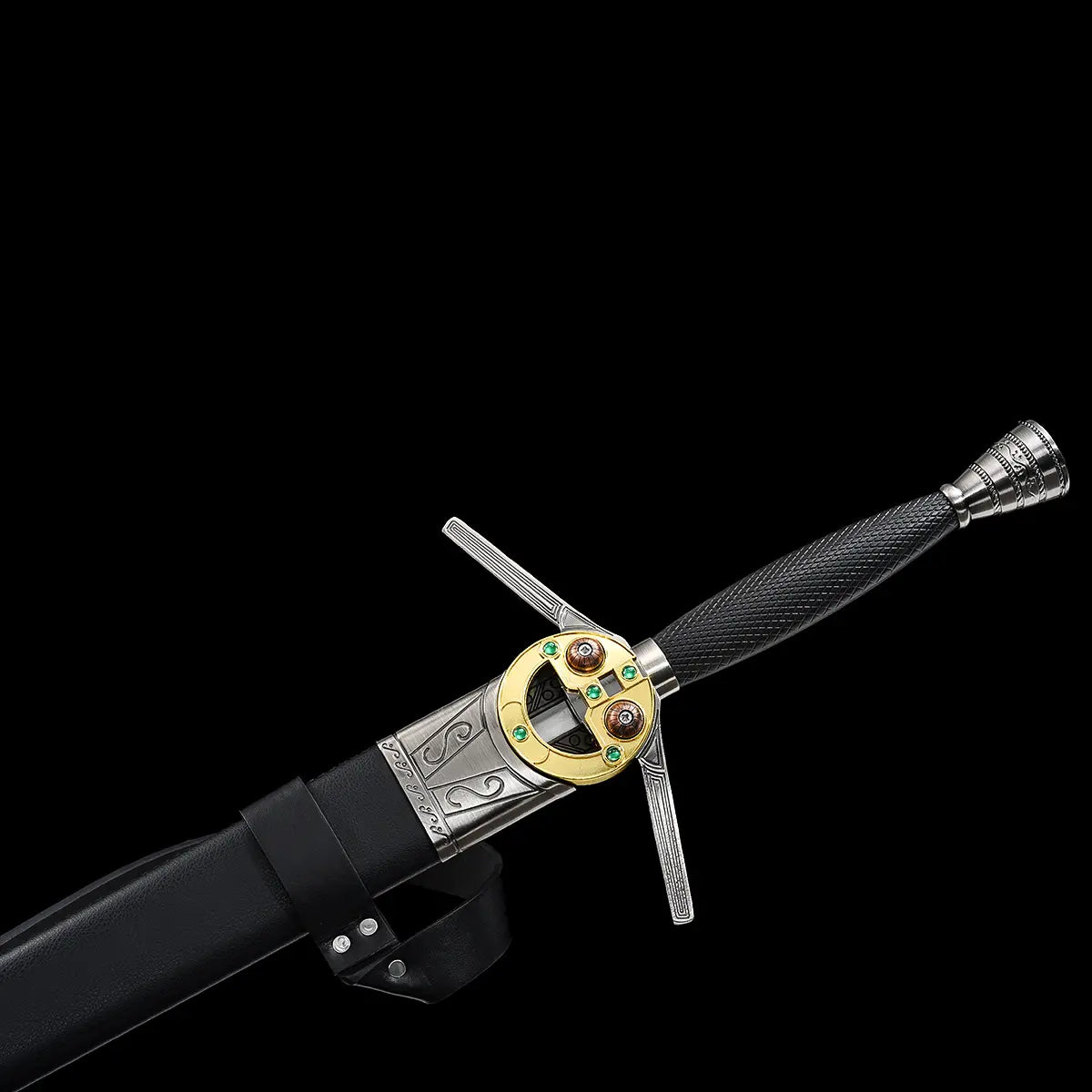 Vue rapprochée de la garde en croix et de la poignée de l’épée longue du Sorceleur de Geralt de Riv, avec le fourreau en cuir noir partiellement visible, présentée sur fond noir uni. La garde circulaire dorée ornée de détails verts, les quillons métalliques décorés et la poignée noire texturée sont clairement visibles. Détail mettant en valeur l’esthétique Witcher Saison 1 Netflix, adapté au cosplay, à la collection et à la pratique HEMA / AMHE légère.
