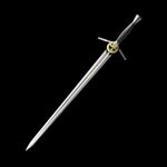 Épée longue du Sorceleur de Geralt de Riv présentée sans fourreau, lame en acier poli apparente sur fond noir uni. Épée médiévale main-et-demi inspirée de The Witcher Saison 1 Netflix, garde en croix métallique, poignée sombre texturée et pommeau décoré. Réplique fidèle pour cosplay, collection ou pratique HEMA / AMHE légère, esthétique sobre et tranchante Blade Bushido™.