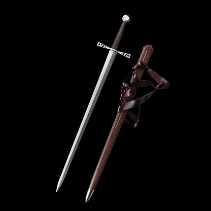 Vue complète de l’épée longue médiévale Crux Bellator aux côtés de son fourreau en cuir brun : lame droite en acier carbone 1060 au polissage satiné, poignée gainée de cuir foncé, garde en croix ajourée en acier brillant et pommeau rond, le fourreau en bois et cuir accompagné de ses sangles d’attache, le tout photographié sur fond noir pour mettre en valeur les matériaux et la silhouette de la longsword.