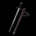 Épée longue médiévale Castelar présentée avec la lame dégagée à côté de son fourreau en bois gainé de simili cuir brun, sur fond noir uniforme. Lame droite en acier 1060 polie miroir, quillons en croix argentés légèrement courbés, poignée brun foncé et pommeau évasé facetté. Fourreau brun doté d’attaches métalliques et de lanières en cuir synthétique. Image détaillée idéale pour les recherches épée longue médiévale, longsword main-et-demi, acier 1060, épée de coupe ou décoration.