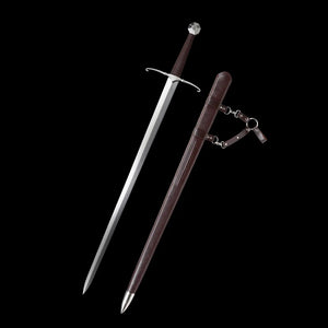 Épée longue médiévale Castelar présentée avec la lame dégagée à côté de son fourreau en bois gainé de simili cuir brun, sur fond noir uniforme. Lame droite en acier 1060 polie miroir, quillons en croix argentés légèrement courbés, poignée brun foncé et pommeau évasé facetté. Fourreau brun doté d’attaches métalliques et de lanières en cuir synthétique. Image détaillée idéale pour les recherches épée longue médiévale, longsword main-et-demi, acier 1060, épée de coupe ou décoration.