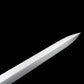 Gros plan sur la pointe de l’épée longue médiévale Castelar, lame droite en acier 1060 polie avec biseau net, photographiée sur fond noir uniforme. L’image met en valeur la finesse de l’affûtage, la géométrie de la pointe et la surface satinée de l’acier. Parfaite pour les recherches liées à épée longue médiévale, détail lame, pointe acier 1060, longsword affûté.