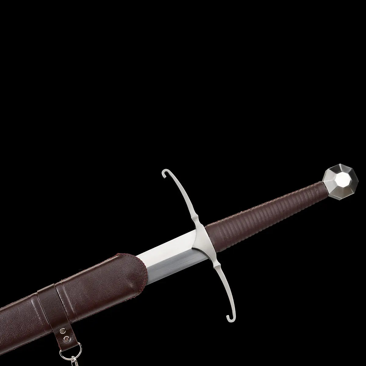 Vue rapprochée de l’épée longue médiévale Castelar en train d’être dégainée de son fourreau en bois gainé de simili cuir brun, le tout sur fond noir uniforme. La lame en acier 1060 polie apparaît en sortie du fourreau, accompagnée de la garde courbée argentée, de la poignée gainée de cuir brun et du pommeau facetté. L’image met en valeur les détails de finition, la jonction lame-fourreau et l’authenticité du longsword médiéval. Idéale pour les recherches épée longue médiévale, détail garde, dégainage, fourr