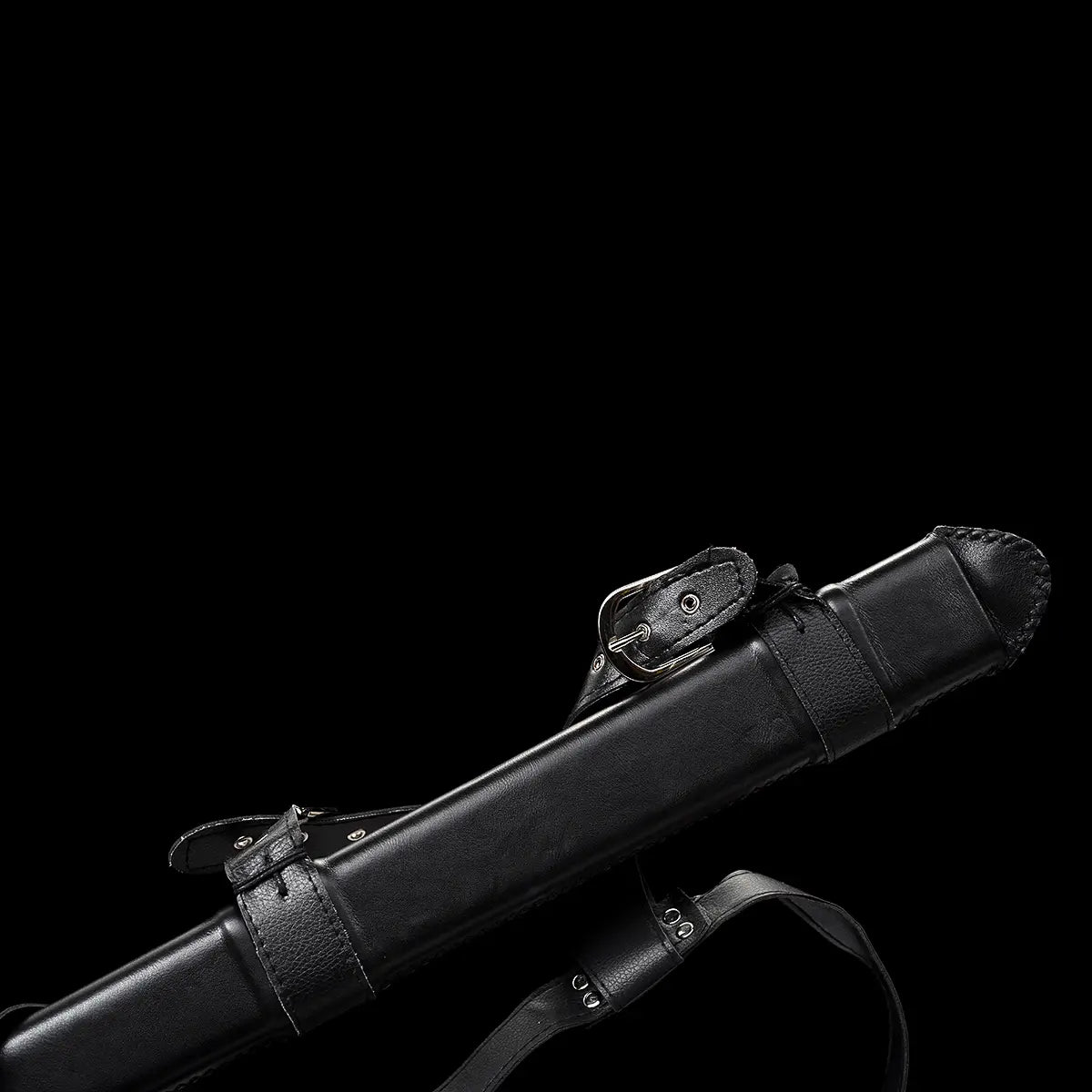 Détail du fourreau de l’épée longue médiévale Corvus, fourreau en bois gainé de cuir noir lisse, coutures apparentes et lanières de port réglables avec boucle métallique, finition sobre et robuste, photographié sur fond noir profond pour une ambiance fonctionnelle et authentique d’inspiration médiévale.