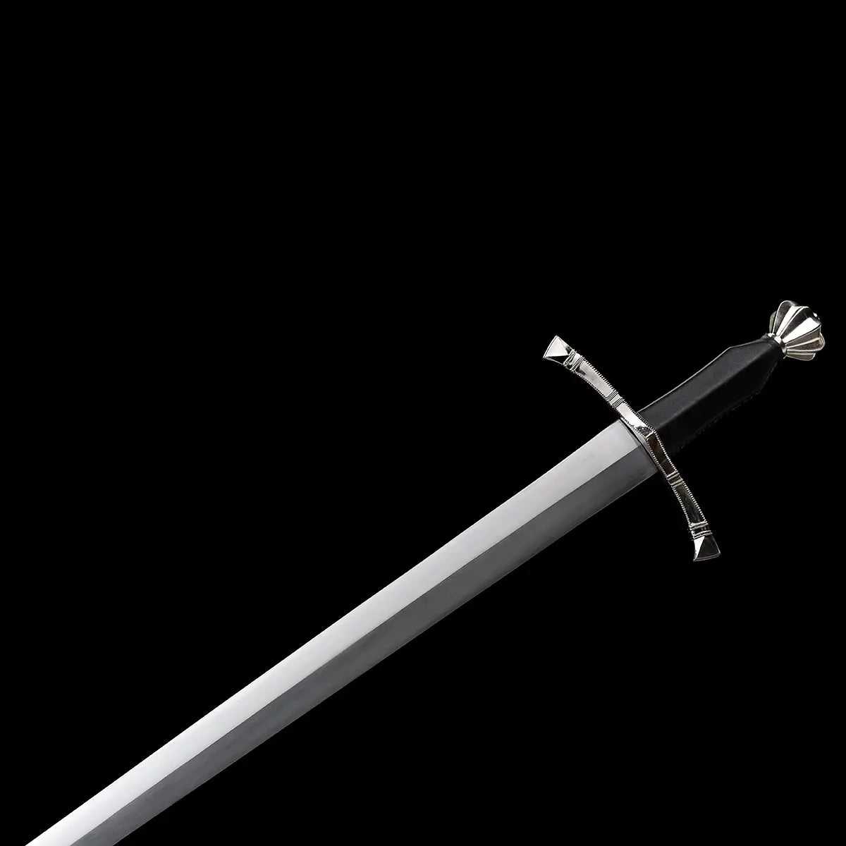 Vue partielle de l’épée longue médiévale Corvus, lame droite en acier carbone 1060 finition satinée, garde en croix à quillons droits et pommeau évasé type poire, poignée gainée de cuir sombre, présentée sur fond noir profond pour une ambiance sobre, martiale et élégante mettant en valeur l’équilibre et la ligne noble de la longsword.