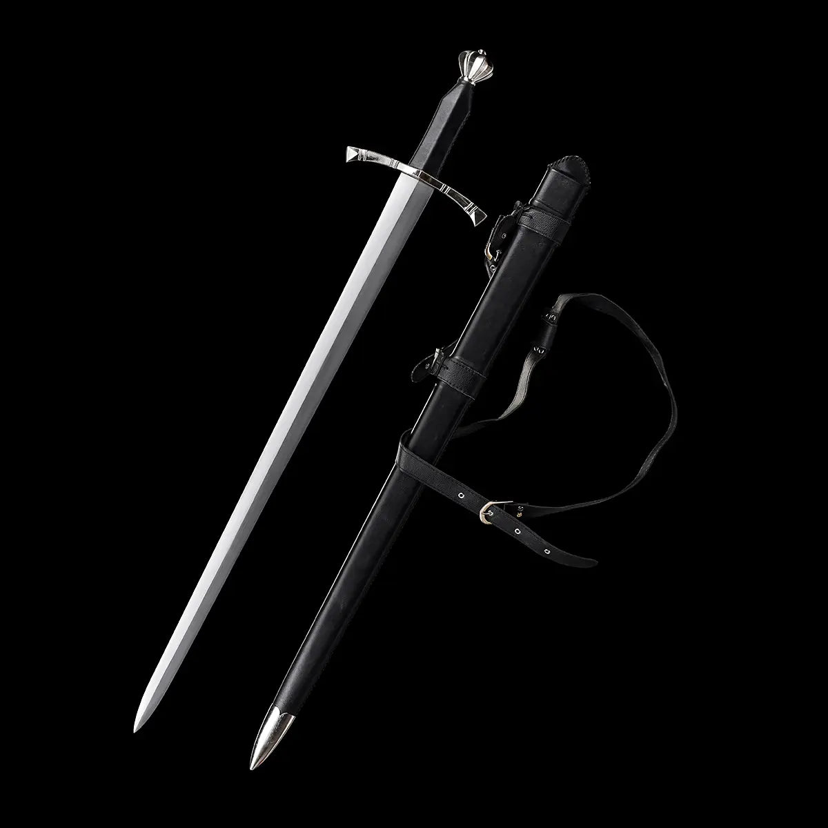 Vue complète de l’épée longue médiévale Corvus accompagnée de son fourreau, lame droite en acier carbone 1060 finition satinée, garde en croix et pommeau évasé, poignée gainée de cuir sombre, fourreau en cuir noir avec lanières de port, présentée sur fond noir profond pour une ambiance martiale et minimaliste.