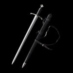 Vue complète de l’épée longue médiévale Corvus accompagnée de son fourreau, lame droite en acier carbone 1060 finition satinée, garde en croix et pommeau évasé, poignée gainée de cuir sombre, fourreau en cuir noir avec lanières de port, présentée sur fond noir profond pour une ambiance martiale et minimaliste.