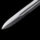 Gros plan sur la pointe de la lame de l’épée longue médiévale Ravenna, photographiée en diagonale sur fond noir profond. Pointe effilée en acier 1060 avec profil régulier et polissage satiné, conçue pour un bon compromis coupe et estoc. Finition sobre et fonctionnelle, adaptée à la pratique AMHE / HEMA, à l’entraînement contrôlé ou à la collection médiévale.