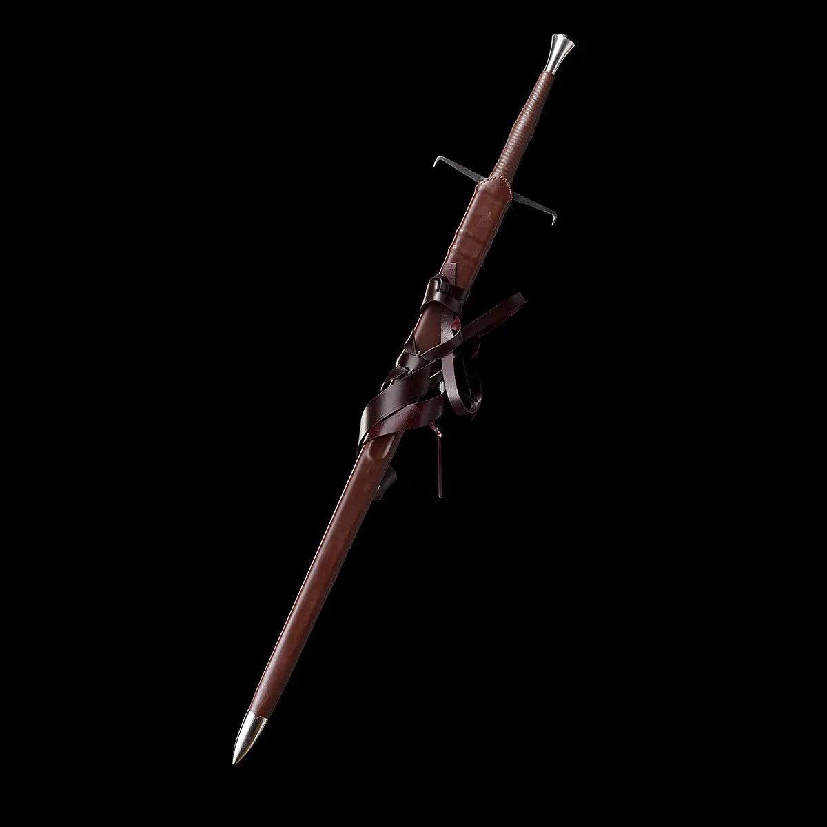 Épée longue médiévale Vesper entièrement rangée dans son fourreau en cuir brun foncé, avec harnais et lanières croisées visibles, pommeau évasé en acier et garde en croix légèrement apparente, présentée sur un fond noir uniforme qui met en valeur les textures du cuir et des fittings métalliques — longsword main-et-demi, fourreau cuir brun, épée médiévale 1060.