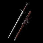 Vue complète de l’épée longue médiévale Vesper aux côtés de son fourreau en cuir brun équipé de lanières et harnais, montrant la lame en acier 1060 polie, la garde en croix, la poignée gainée de cuir brun et le pommeau évasé ; l’ensemble présenté sur fond noir pour mettre en valeur les volumes et les finitions — longsword main-et-demi, épée médiévale 1060, fourreau cuir brun.