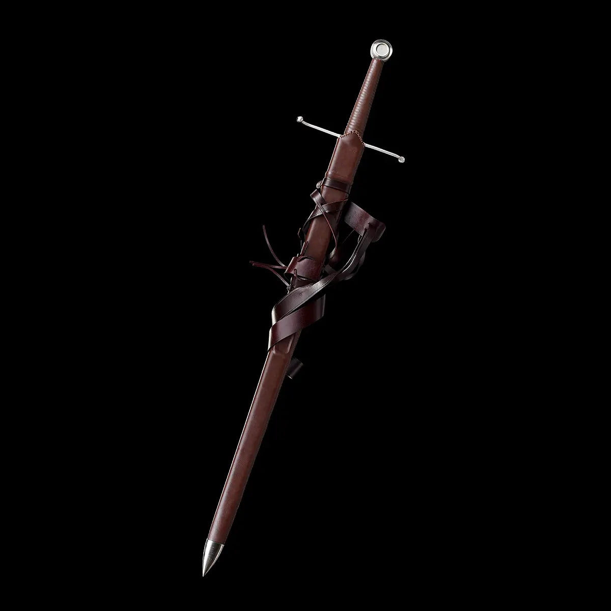 Épée longue médiévale Valmont insérée dans son fourreau en bois gainé de cuir brun foncé, lanières de port en cuir enroulées autour du fourreau, pommeau métallique visible, garde droite acier, fond noir sombre pour une ambiance médiévale élégante