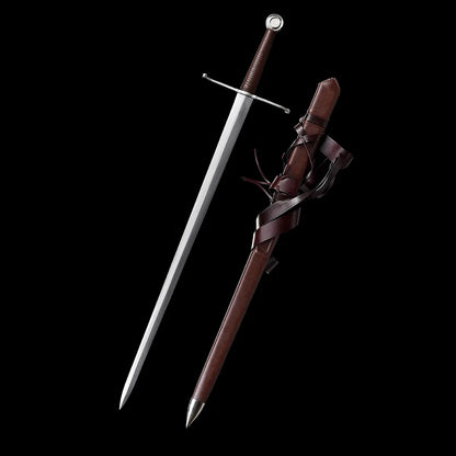 Épée longue médiévale Valmont en acier 1060 affûtée, lame droite polie finition satinée, garde en croix acier inox, poignée main-et-demi gainée de cuir brun foncé, pommeau évasé, fourreau en bois gainé cuir brun avec lanières, présentation sur fond noir studio, ambiance sombre et minimaliste, style HEMA, collection et décoration