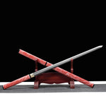 Épée chinoise Jian FEN LIN présentée en position croisée sur un support en bois, avec lame droite double tranchant en acier, fourreau rose en peau de raie, poignée assortie, finitions noires brillantes, fond noir et tapis gris.