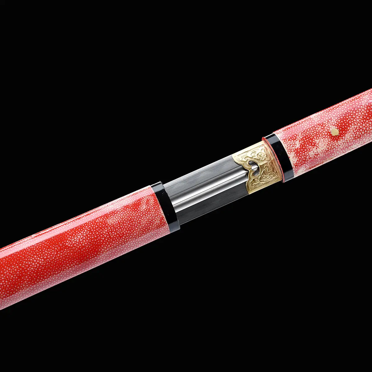 Épée chinoise Jian FEN LIN avec lame droite double tranchant partiellement sortie entre le fourreau rose en peau de raie et la poignée assortie, garniture dorée gravée, bagues noires brillantes et prise de vue en diagonale sur fond noir.
