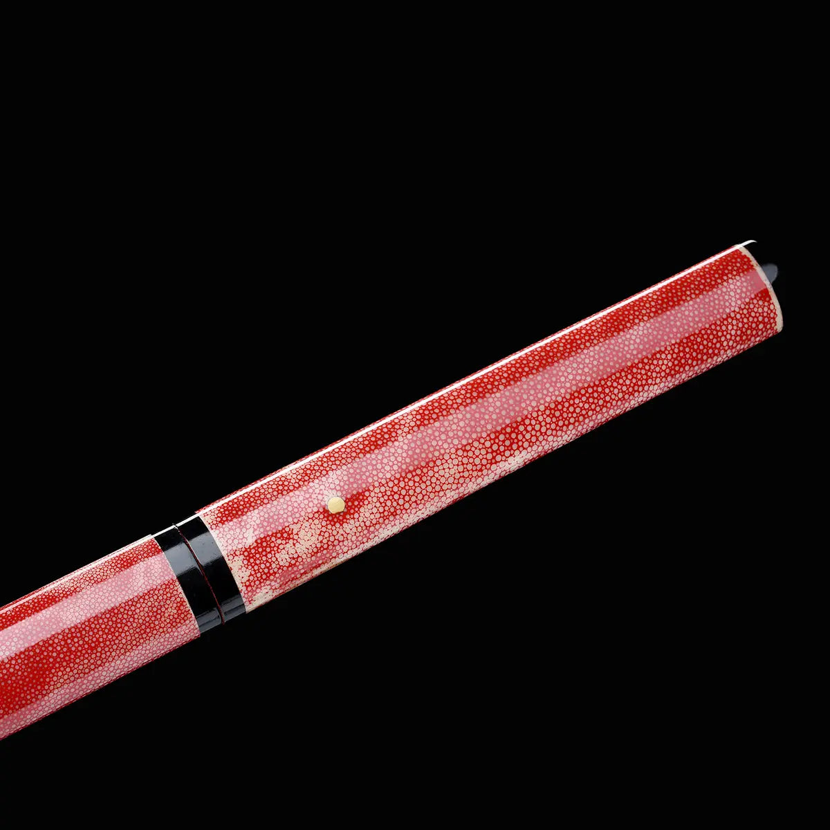 Épée chinoise Jian FEN LIN avec gros plan sur la poignée rose en peau de raie, texture d’écailles visible, petit rivet doré, finition noire brillante et prise de vue en diagonale sur fond noir.