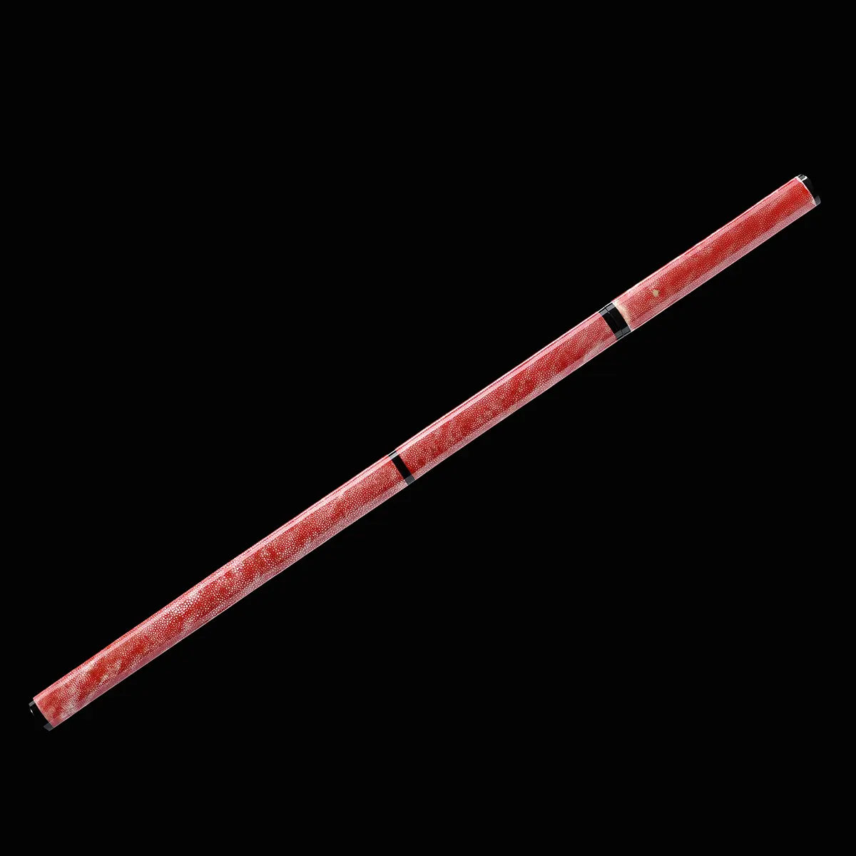 Épée chinoise Jian FEN LIN présentée dans son fourreau rose à texture peau de raie, posée en diagonale sur fond noir, avec finitions noires aux extrémités et au centre du fourreau, lame droite non visible sur cette image.