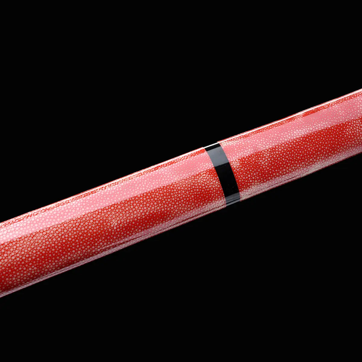 Épée chinoise Jian FEN LIN avec gros plan sur le fourreau rose en peau de raie, texture d’écailles visible, bande centrale noire brillante et prise de vue en diagonale sur fond noir.