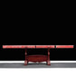 Épée chinoise Jian FEN LIN présentée dans son fourreau rose en peau de raie sur un support en bois, avec poignée assortie, finitions noires brillantes, fond noir et tapis gris en dessous.