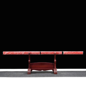Épée chinoise Jian FEN LIN présentée dans son fourreau rose en peau de raie sur un support en bois, avec poignée assortie, finitions noires brillantes, fond noir et tapis gris en dessous.