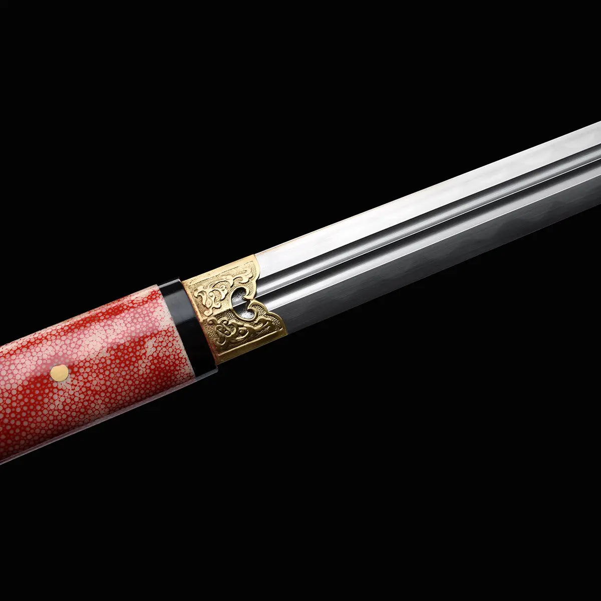 Épée chinoise Jian FEN LIN avec lame droite double tranchant partiellement sortie du fourreau rose en peau de raie, gros plan sur la garniture dorée gravée, finition noire du fourreau et surface métallique polie sur fond noir.