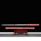 Épée chinoise Jian FEN LIN présentée dégainée sur un support en bois, avec lame droite en acier, poignée rose en peau de raie, fourreau rose assorti placé en dessous, fond noir et tapis gris.