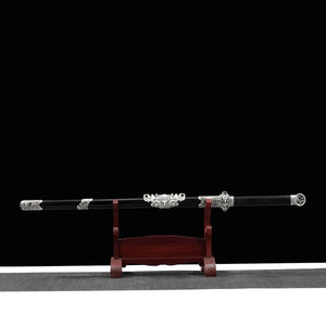 Épée chinoise Jian FENG YIN présentée sur un support en bois rouge avec fond noir. Jian chinois traditionnel avec fourreau noir laqué, garnitures métalliques argentées gravées, poignée travaillée et pommeau décoratif. Vue latérale complète mettant en valeur une épée chinoise droite artisanale destinée à la collection, au Tai Chi, au Wushu et aux arts martiaux chinois.