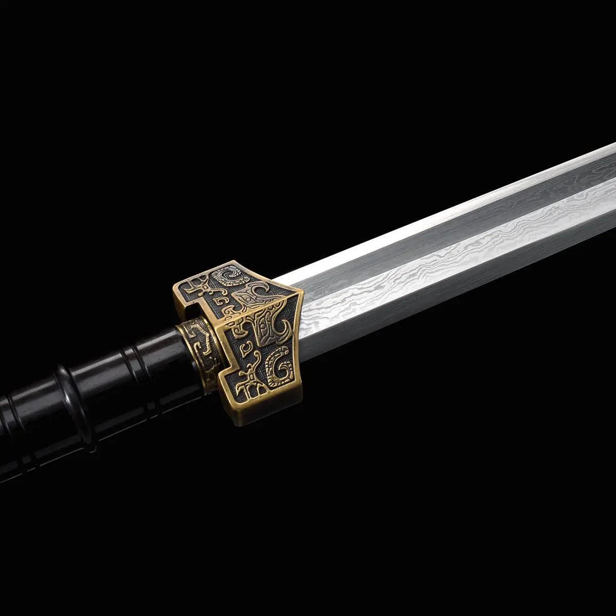 Gros plan sur l’épée chinoise Jian HAN YUN, avec lame droite en acier plié, garde gravée en métal doré vieilli, poignée noire brillante et détails métalliques sur fond noir.