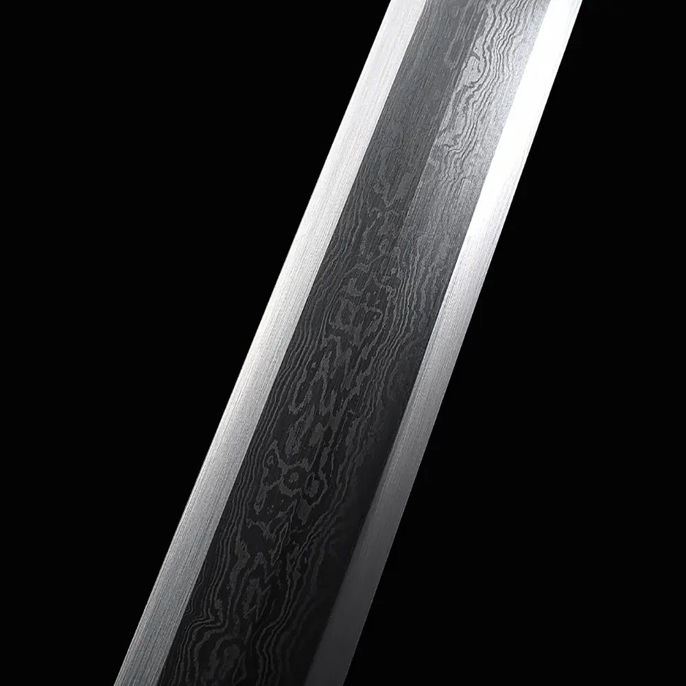 Gros plan sur la lame droite de l’épée chinoise Jian HAN YUN, avec acier plié aux motifs ondulés visibles, tranchants polis et contraste sombre sur fond noir.