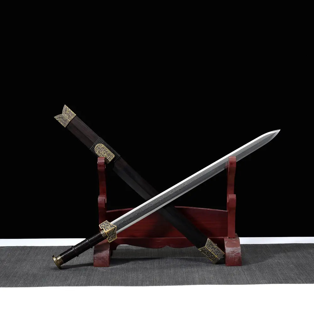 Épée chinoise Jian HAN YUN photographiée en angle diagonal sur support en bois rouge, avec lame droite à pointe centrale, fourreau sombre en ébène, poignée noire, garde gravée et garnitures dorées sur fond noir.