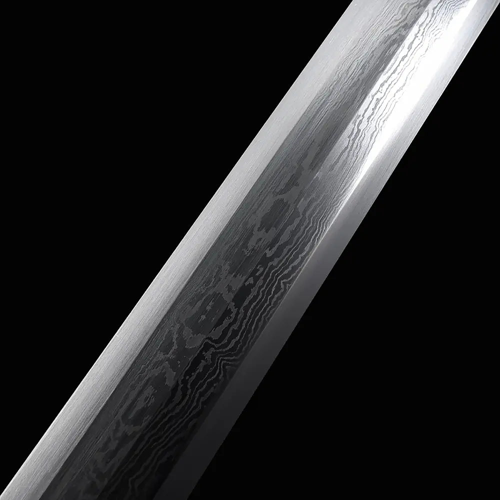 Détail rapproché de la lame droite de l’épée chinoise Jian HAN YUN, avec acier plié aux motifs ondulés, surface polie contrastée et fond noir sobre.