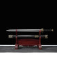 Épée chinoise Jian HAN YUN présentée sur support en bois rouge, avec lame droite à pointe centrale, fourreau sombre en ébène, poignée noire, garde gravée et garnitures métalliques dorées sur fond noir.