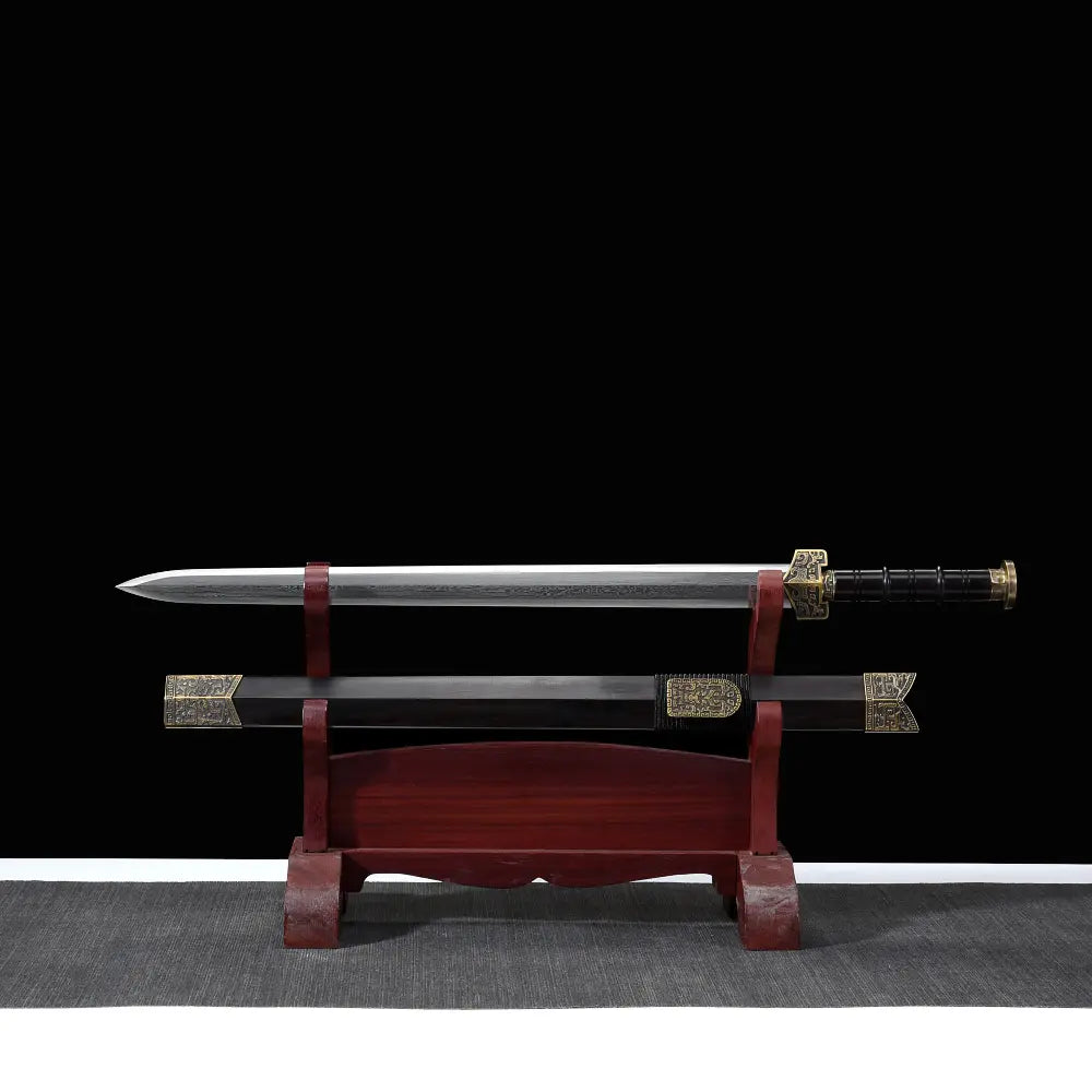 Épée chinoise Jian HAN YUN présentée sur support en bois rouge, avec lame droite à pointe centrale, fourreau sombre en ébène, poignée noire, garde gravée et garnitures métalliques dorées sur fond noir.