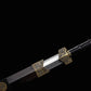 Épée chinoise Jian HAN YUN partiellement sortie de son fourreau en ébène, avec lame droite en acier plié, garde gravée dorée, poignée noire et garnitures métalliques décorées sur fond noir.