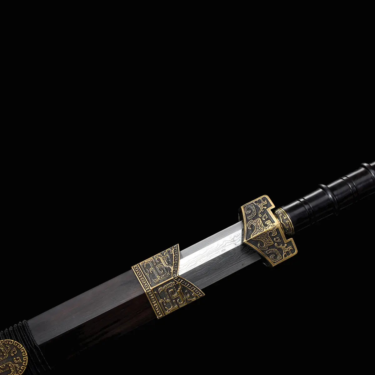 Épée chinoise Jian HAN YUN partiellement sortie de son fourreau en ébène, avec lame droite en acier plié, garde gravée dorée, poignée noire et garnitures métalliques décorées sur fond noir.