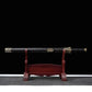 Épée chinoise Jian HAN YUN rangée dans son fourreau en ébène, présentée horizontalement sur support en bois rouge, avec poignée noire, pommeau doré vieilli et garnitures métalliques gravées sur fond noir.