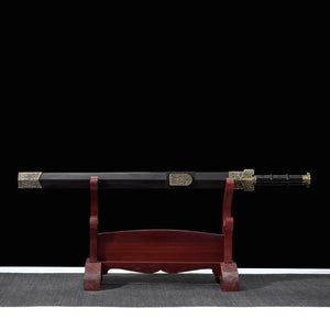 Épée chinoise Jian HAN YUN rangée dans son fourreau en ébène, présentée horizontalement sur support en bois rouge, avec poignée noire, pommeau doré vieilli et garnitures métalliques gravées sur fond noir.