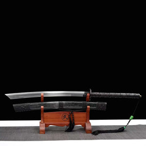 Sabre chinois Dao KANGXI LONG exposé hors du fourreau sur un support en bois, avec lame courbe argentée à double gorge, poignée noire texturée, garde ronde et fourreau noir gravé sur fond noir.