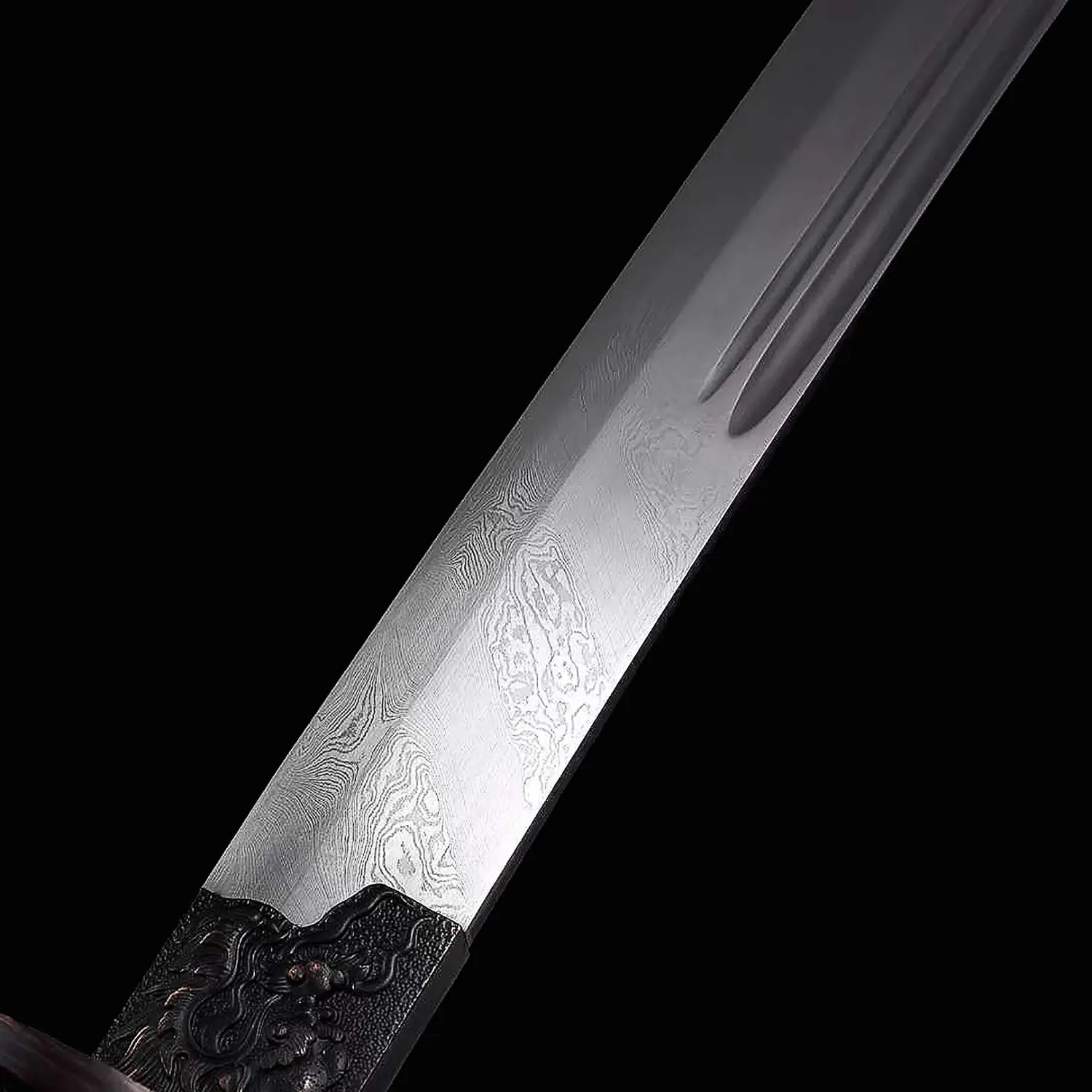 Gros plan de la lame courbe du sabre chinois Dao KANGXI LONG, avec acier plié aux motifs visibles, double gorge d’allègement, base noire gravée et finition métallique sur fond noir.