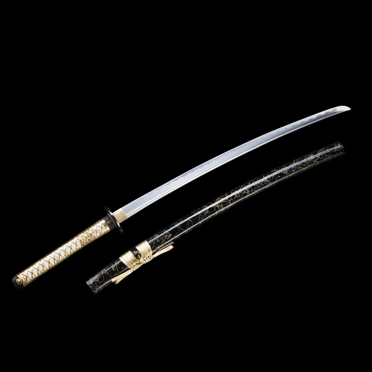 Vue complète du katana japonais Toyotomi Hideyoshi en finition or et noir, lame en acier plié dégainée à côté de son saya noir laqué or, sur fond noir studio Blade Bushido.