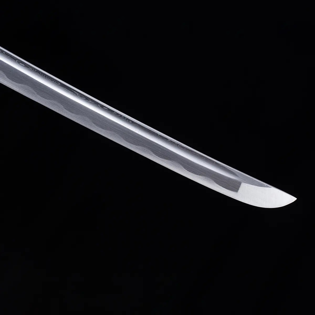 Gros plan sur la pointe kissaki du katana japonais Toyotomi Hideyoshi, révélant la netteté du fil et le hamon ondulé sur la lame en acier plié, photographié sur fond noir studio Blade Bushido.