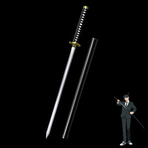 Katana Aki Hayakawa Curse Blade inspiré de Chainsaw Man, photographié en présentation verticale sur fond noir. La lame en acier carbone poli est dégainée et positionnée légèrement en biais, avec une pointe fine et géométrique bien visible. Le fourreau noir lisse est placé parallèlement à la lame, sans support apparent. Le manche est recouvert d’un tsuka-ito noir avec losanges blancs réguliers, terminé par un pommeau doré, et la garde circulaire dorée sépare nettement la lame du manche. L’ensemble met en val